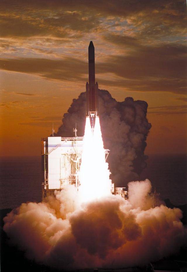 1994년 2월 발사된 일본 최초의 자력 개발 액체로켓 H-2. JAXA