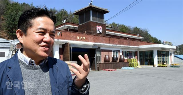 [저작권 한국일보] 김형채 포천일동막걸리 사장이 17일 일동막걸리 생산 공장 앞에서 한국일보와 인터뷰를 하고 있다. 고영권 기자