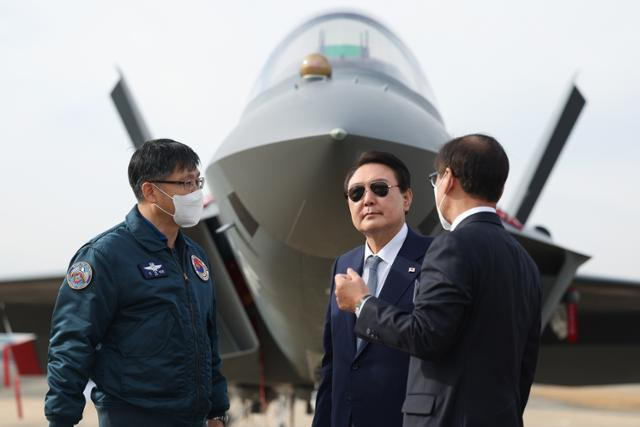 윤석열 대통령이 지난달 24일 경남 사천시 한국항공우주산업(KAI)을 방문, 전시된 국산 초음속 전투기 KF-21 시제기 3호기 등을 참관하고 있다. 대통령실 제공