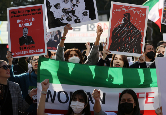 체한이란인모임 회원들이 지난달 23일 오후 서울 용산구 이태원 광장에서 히잡 시위 대응 이란 정부 규탄 시위를 하고 있다. [사진=뉴시스]