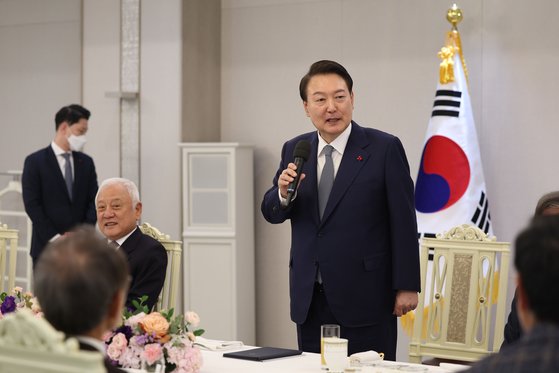 윤석열 대통령이 9일 서울 용산 대통령실 청사에서 열린 국민통합위원회 고문단 격려 오찬에서 인사말을 하고 있다. 대통령실 제공