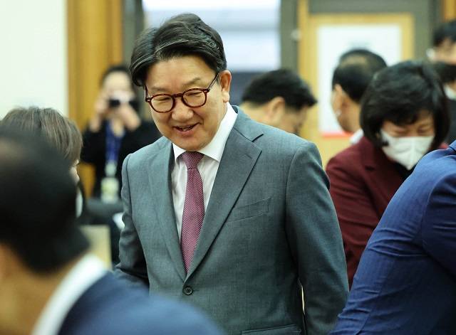 지난 7일 국회 의원회관에서 열린 국민의힘 친윤(친윤석열)계 의원들이 주축이 된 공부 모임 '국민공감' 첫 모임에서 권성동 의원이 참석자들과 인사하고 있다. 연합뉴스