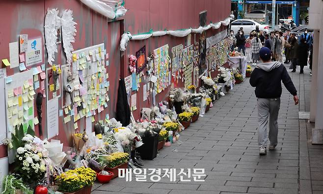 이태원 압사사고가 발생한 지 한 달여 가까이 된 27일 서울 용산구 이태원 참사현장 인근에 마련된 추모 공간에서 시민들이 희생자를 애도하고 있다. [이승환기자]