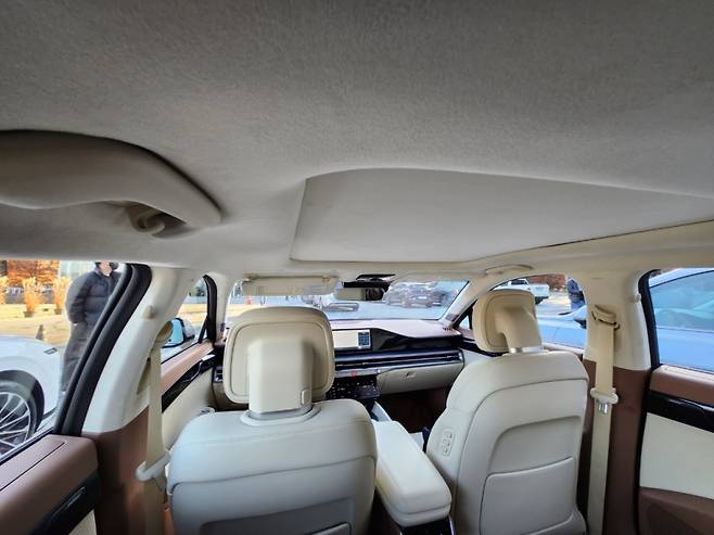 뒷좌석에 앉아 눈높이에서 찍은 사진. 천장이 다소 낮게 느껴진다. /사진=정한결 기자.