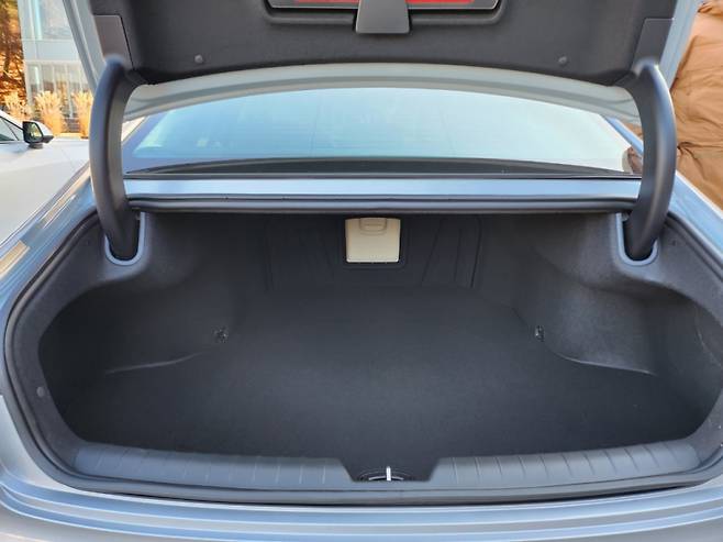 트렁크 안에서 보이는 스키쓰루. 좁아보이지만 용량은 380ℓ로 준수한 편이다./사진=정한결 기자.