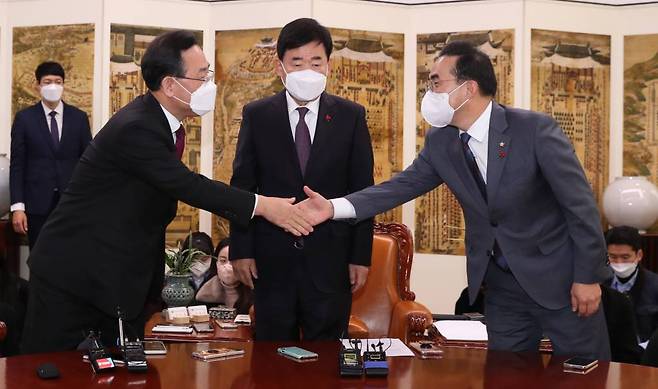 주호영 국민의힘 원내대표와 박홍근 더불어민주당 원내대표가 이달 8일 오전 서울 여의도 국회에서 열린 김진표 국회의장 주재 회동에 앞서 악수를 하고 있다. / 사진제공=뉴시스