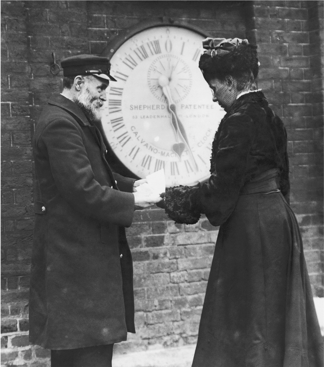 회중시계를 사용해 시간을 파는 사업을 했던 루스 벨빌(오른쪽)이 그리니치 천문대 앞에 서 있다. 여기서 정확한 시간 정보를 얻은 후 런던 전역을 도보로 돌며 시간을 배달했다.  김영사 제공