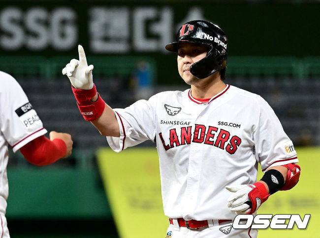 [OSEN=인천, 최규한 기자]8회말 2사 2루 상황 SSG 최정이 달아나는 1타점 적시타를 날리고 1루에 안착해 기뻐하고 있다. 2022.09.22 / dreamer@osen.co.kr