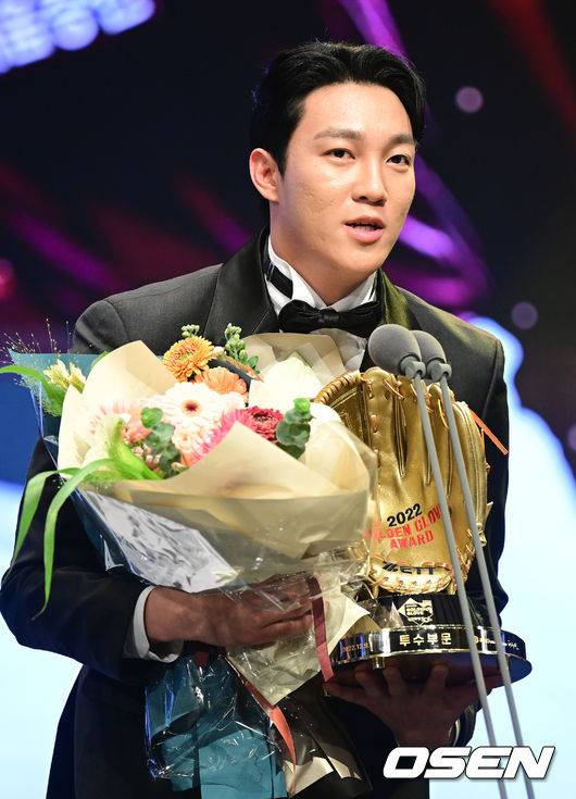 [OSEN=최규한 기자] 9일 오후 서울 삼성동 코엑스 오디토리움에서 ‘2022 신한은행 SOL KBO 골든글러브’ 시상식이 열렸다.투수 부문 골든글러브를 거머쥔 키움 안우진이 소감을 전하고 있다. 2022.12.09 / dreamer@osen.co.kr