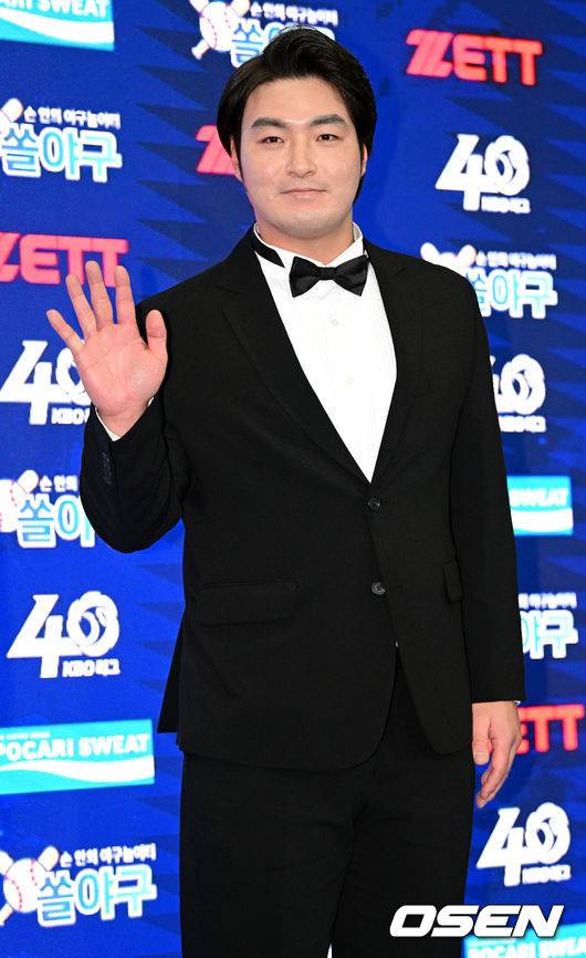 [OSEN=최규한 기자] 9일 오후 서울 삼성동 코엑스 오디토리움에서 ‘2022 신한은행 SOL KBO 골든글러브’ 시상식이 열렸다.KT 박병호가 시상식에 참석해 레드카펫을 밟고 있다. 2022.12.09 / dreamer@osen.co.kr