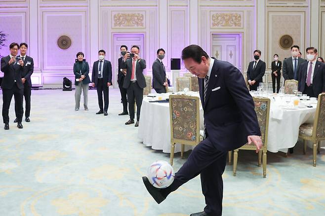 볼 트래핑하는 윤석열 대통령 [사진=연합뉴스]