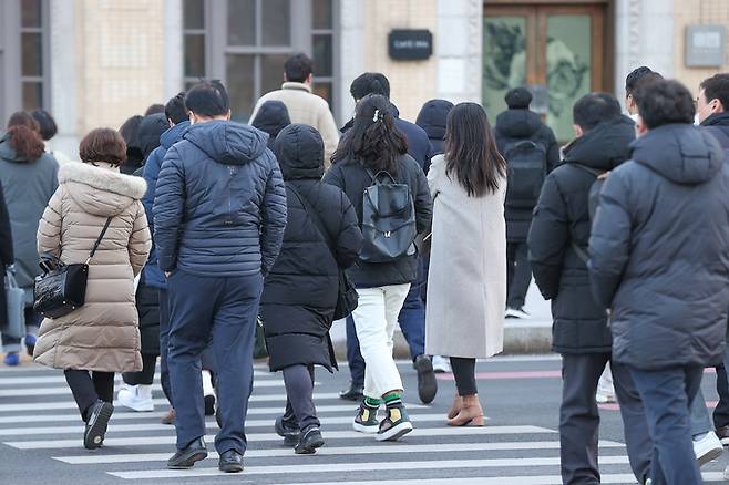 지난 5일 오전 서울 광화문네거리에서 시민들이 횡단보도를 건너고 있다. 연합뉴스
