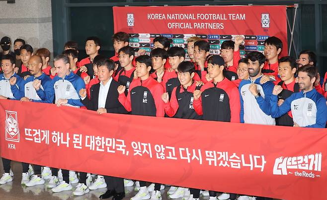 12년 만의 월드컵 16강 진출을 이룬 한국 축구대표팀이 7일 오후 인천국제공항을 통해 귀국, 기념 촬영하고 있다.ⓒ연합뉴스