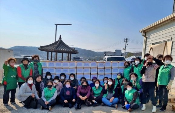 부산 기장군 일광읍 새마을부녀회·새마을협의회가 지난 7일 ‘사랑의 김장 나눔행사’를 개최한 가운데 관계자들이 기념 촬영을 하고 있다. 사진제공 | 부산 기장군