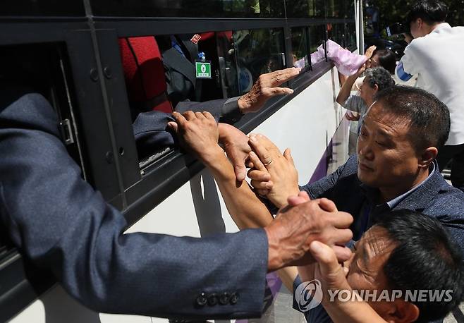 이산가족들이 금강산에서 작별상봉하는 모습 연합뉴스 자료사진