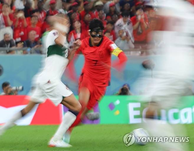 드리블 돌파 시도하는 손흥민 (알라이얀=연합뉴스) 김도훈 기자 = 3일 오전(한국시간) 카타르 알라이얀의 에듀케이션 시티 스타디움에서 열린 2022 카타르 월드컵 조별리그 H조 3차전 대한민국과 포르투갈 경기. 대표팀 손흥민이 드리블 돌파를 시도하고 있다. 2022.12.3 superdoo82@yna.co.kr