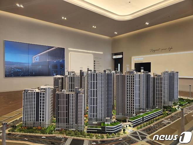 철산자이 더 헤리티지 견본주택에 마련한 단지 모형도.(제공=GS건설)ⓒ 뉴스1