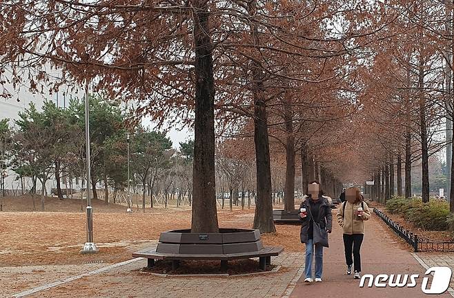 대전 엑스포 시민광장에서 쌀쌀한 겨울 바람에 따뜻한 커피를 들고 산책하는 사람들의 모습. /뉴스1 허진실기자