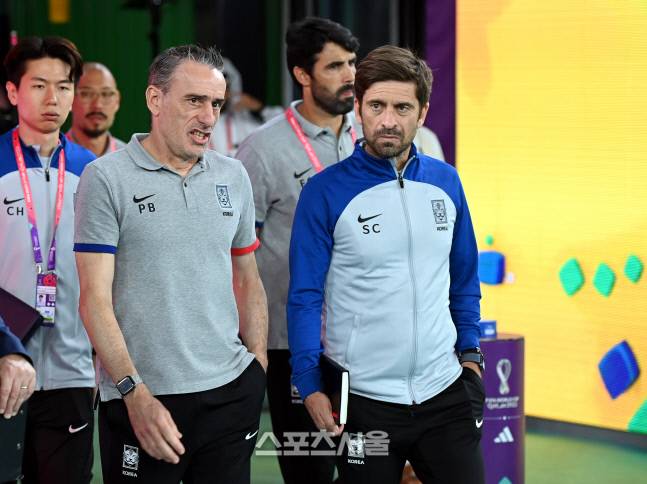 벤투 대표팀 감독이 5일(한국시간 6일) 카타르 도하 스타디움 974에서 열린 2022 카타르 월드컵 16강전 브라질과 경기 전 그라운드에 입장하고 있다. 2022. 12. 5.도하(카타르) | 최승섭기자 thunder@sportsseoul.com