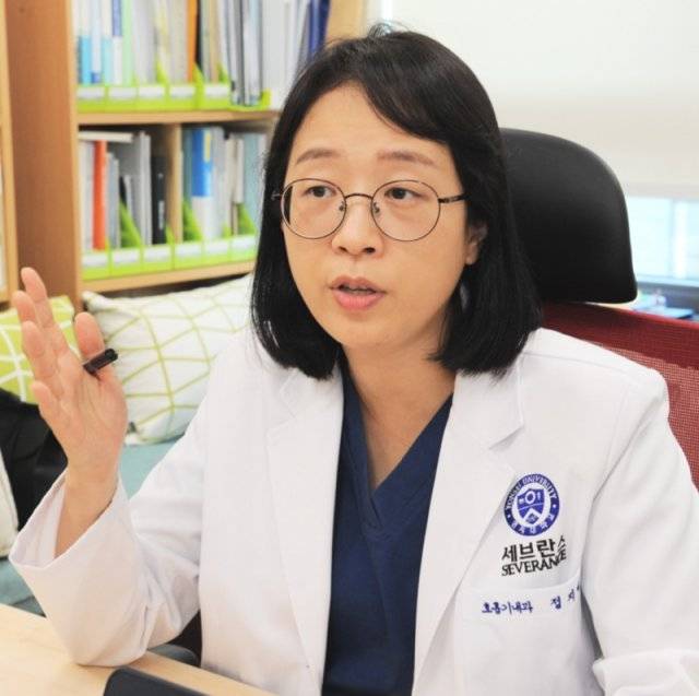 정지예 세브란스병원 호흡기내과 교수는 얼마나 오래 기침을 했는지부터 살피는 게 중요하다고 강조했다. 8주 이상 지속되는 만성 기침의 경우 폐 관련 질환이 원인일 수 있기 때문에 병원을 꼭 찾을 것을 당부했다. 세브란스병원 제공