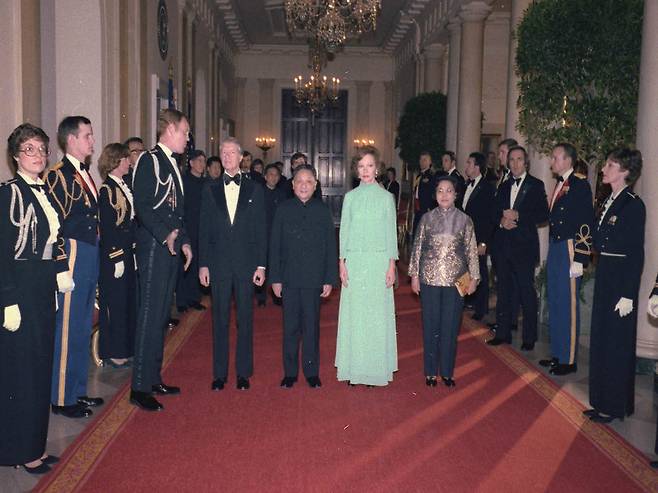 1979년 증국의 실권자 덩샤오핑 공산당 부주석 부부가 미국을 방문했을 때 지미 카터 대통령 부부와 만찬정에 입장하는 모습. 지미 카터 센터 홈페이지