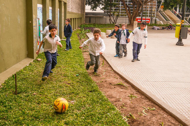 축구를 하며 즐거워하는 아르헨티나 아이들. 노동효 제공