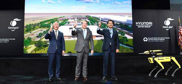 왼쪽부터 정의선 현대차그룹 회장, 브라이언 켐프 조지아 주지사, 호세 무뇨즈 현대차 글로벌 최고운영책임자(COO)가 10월 25일(현지시간) 미국 조지아주 브라이언 카운티에서 열린 미국 전기차 전용공장 기공식에 참석해 보스턴다이내믹스의 사족보행 로봇 '스팟'이 건네준 잔을 들고 기념 건배를 하고 있다. 현대차그룹 제공