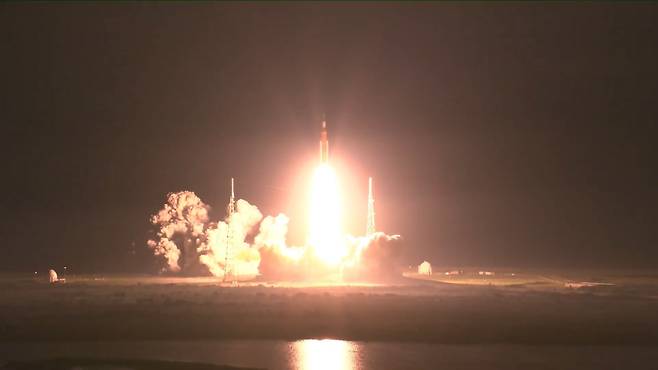 사상 최고의 추진력을 지닌 로켓 SLS가 우주선 오리온을 싣고 달을 향한 항해를 시작했다. 아르테미스 미션에선 달 표면을 밟는 것에 그치지 않고 우주 공간에서 인류가 살아갈 수 있는지를 테스트할 것이다. 사진 NASA