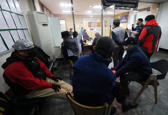 9일 새벽 부산시 일일취업안내소에서 구직자들이 호명을 기다리고 있다. 송봉근 기자