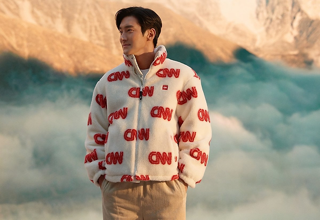미국 방송사 CNN을 라이선싱한 한국 기업의 제품. 미국에 가서 입는다면 “CNN 직원이냐?”는 질문을 받을지도.