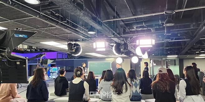 ▲뉴스룸D 촬영 현장. 사진=윤수현 기자.