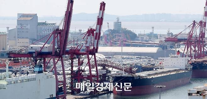 원자재값 인상으로 기업들이 비상이 걸린 가운데 지난 5월 30일 인천항의 모습. [김호영 기자]