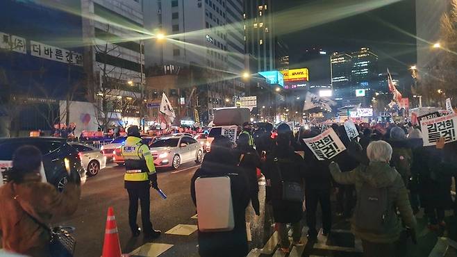 10일 촛불집회와 맞불집회가 대치하고 있다. <김혁준 기자>