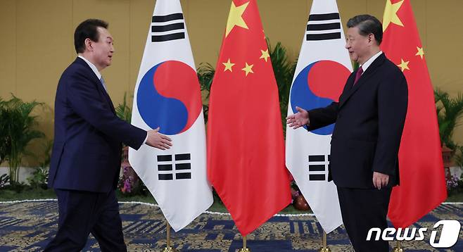 (서울=뉴스1) 오대일 기자 = 윤석열 대통령과 시진핑 중국 국가주석이 15일(현지시간) 인도네시아 발리의 한 호텔에서 열린 한중 정상회담에서 악수하고 있다. (대통령실 제공) 2022.11.16/뉴스1  Copyright (C) 뉴스1. All rights reserved. 무단 전재 및 재배포 금지.