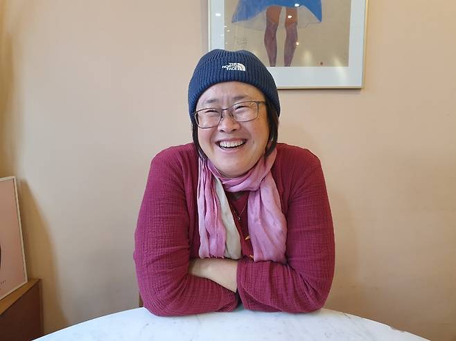 안은주 제주올레 대표가 7일&nbsp;서울 용산구 남영동 한 카페에서&nbsp;“누군가를 잘 알고싶다면 같이 걸으라”고 조언하며 환하게 웃고 있다. 조성민 기자