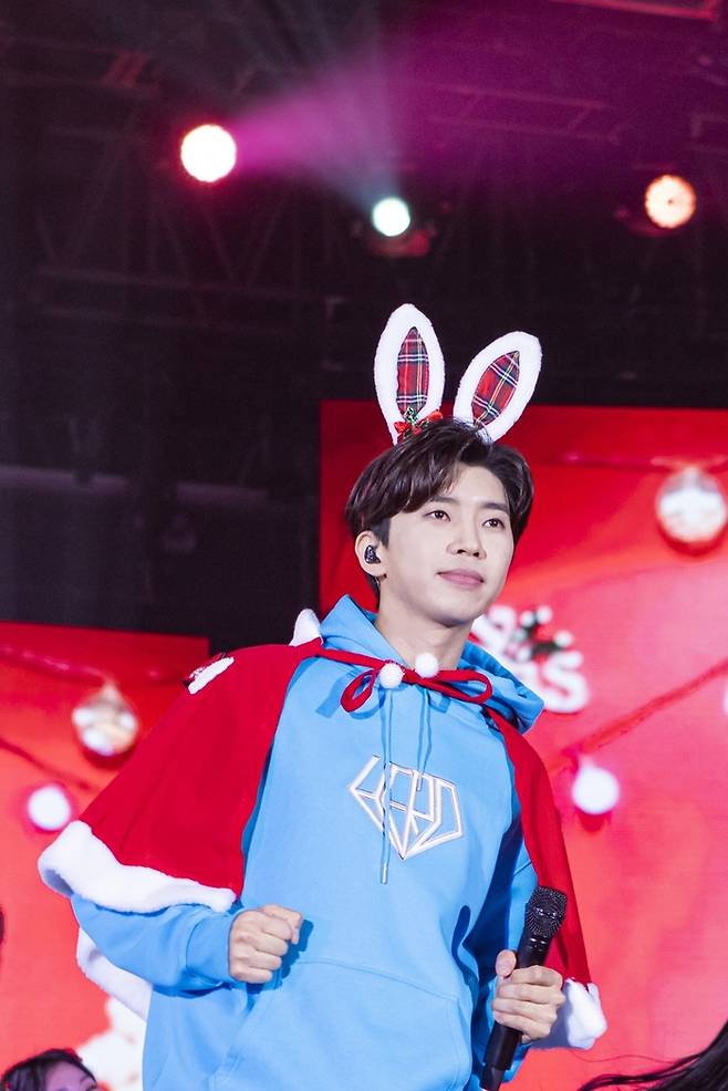 가수 임영웅이 10일 서울 구로구 고척 스카이돔에서 열린 전국투어 콘서트 ‘아임 히어로(IM HERO)’ 서울 앙코르 공연에서 무대를 선보이고 있다. 사진 제공 물고기 뮤직