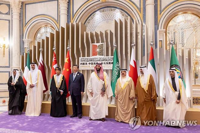 중국-GCC 정상회의 (리야드 AFP=연합뉴스) 9일(현지시간) 사우디아라비아 수도 리야드의 압둘아지즈 국왕 컨벤션센터에서 열린 중국-GCC(걸프협력회의) 정상회의에서 참석자들이 단체 기념사진을 찍고 있다. 왼쪽에서 네번째가 시진핑 중국 국가주석이고 그 오른쪽은 무함마드 빈살만 사우디 왕세자.  [UAE 대통령실 제공·재판매 및 DB 금지] 2022.12.9 photo@yna.co.kr