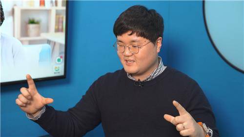 이진열 한국시니어연구소 대표가 지난달 28일 서울 강남구 테헤란로 사무실에서 재가요양 산업 현황을 설명하고 있다.