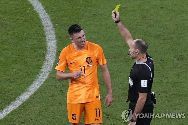 옐로카드를 꺼내는 주심 [AP=연합뉴스]