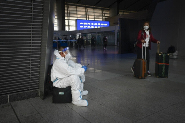 베이징 기차역에서 휴식을 취하는 방역 요원(사진=AFP)