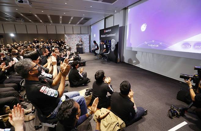 일본 우주기업 ‘아이스페이스’ 관계자들이 11일 ‘하쿠토-R’ 미션1 착륙선이 로켓에서 성공적으로 분리되자 기뻐하고 있다.(사진=연합뉴스)