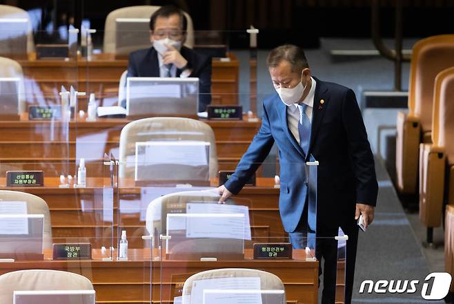 이상민 행정안전부 장관이 8일 서울 여의도 국회에서 열린 제400회 국회(정기회) 제14차 본회의에 참석하고 있다. 2022.12.8/뉴스1 ⓒ News1 이재명 기자