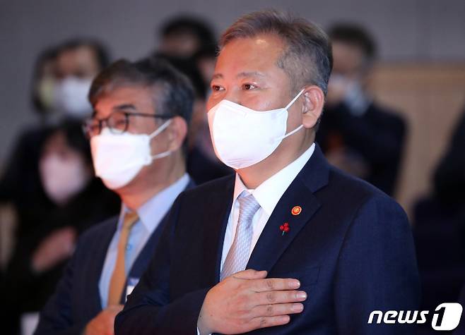 이상민 행정안전부 장관이 9일 오후 서울 종로구 정부서울청사 별관에서 열린 제12회 지방자치단체 생산성대상 시상식에서 국기에 대한 경례를 하고 있다./뉴스1 ⓒ News1 김명섭 기자