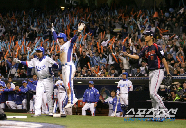 2009년 WBC 2라운드 일본전에서 1회 이진영이 적시타를 터트리자 환호하는 한국선수들. 최문영 기자 deer@