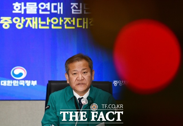 국회는 11일 오전 10시 본회의를 열고 이상민 행안부장관 해임건의안을 표결한다. 더불어민주당은 지난 8일 이태원 참사 책임을 물어 이 장관 해임건의안을 국회에 보고했으며, 국회법상 국무위원 해임건의안은 본회의에 보고된 때부터 24시간 이후 72시간 이내 표결해야 한다. /이동률 기자