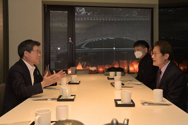 김길성 중구청장(왼쪽)과 조희연 교육감이 9일 오전 만남을 가졌다.
