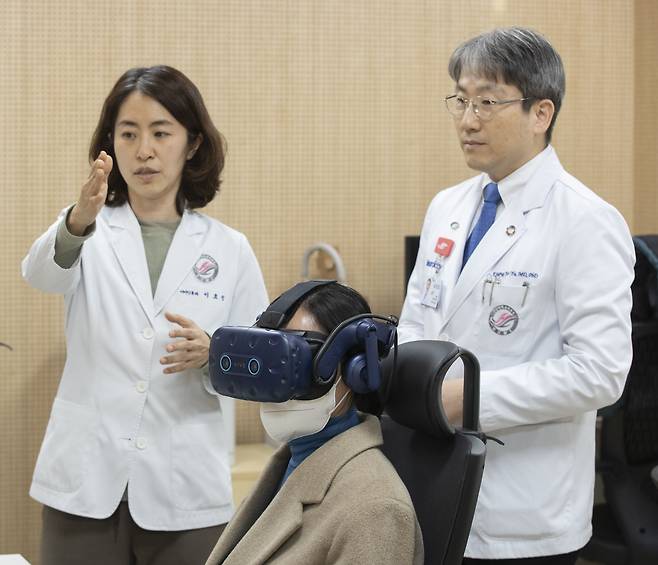 30일 오후 경기도 안양 평촌 한림대성심병원 제2별관에 위치한 도헌디지털의료혁신연구소에서 이효정 Ei청능개발센터장(이비인후과 교수·왼쪽)과 유경호 병원장이 가상현실과 클라우드 기술을 적용한 ‘청능재활훈련 프로그램’을 소개하고 있다. /박상훈 기자