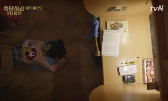 드라마 ‘응답하라 1988’에서 공부하기 전 책상 정리를 끝내자마자 잠들고 만 덕선. tvN 화면 캡처