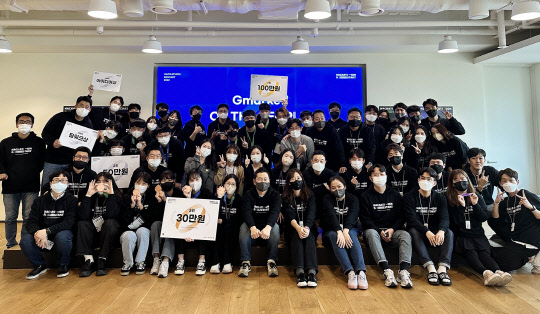 지난 9일 서울 역삼동 G마켓 본사에서 진행된 사내 혁신 기술 아이디어 대회 '해커톤 리스타트 2022'의 참가자들이 기념촬영을 하고 있다. G마켓 제공
