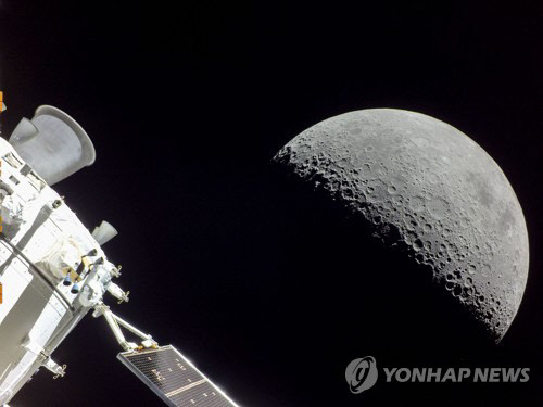 지난 5일 오리온이 촬영한 비행선과 달의 모습.



연합뉴스 제공